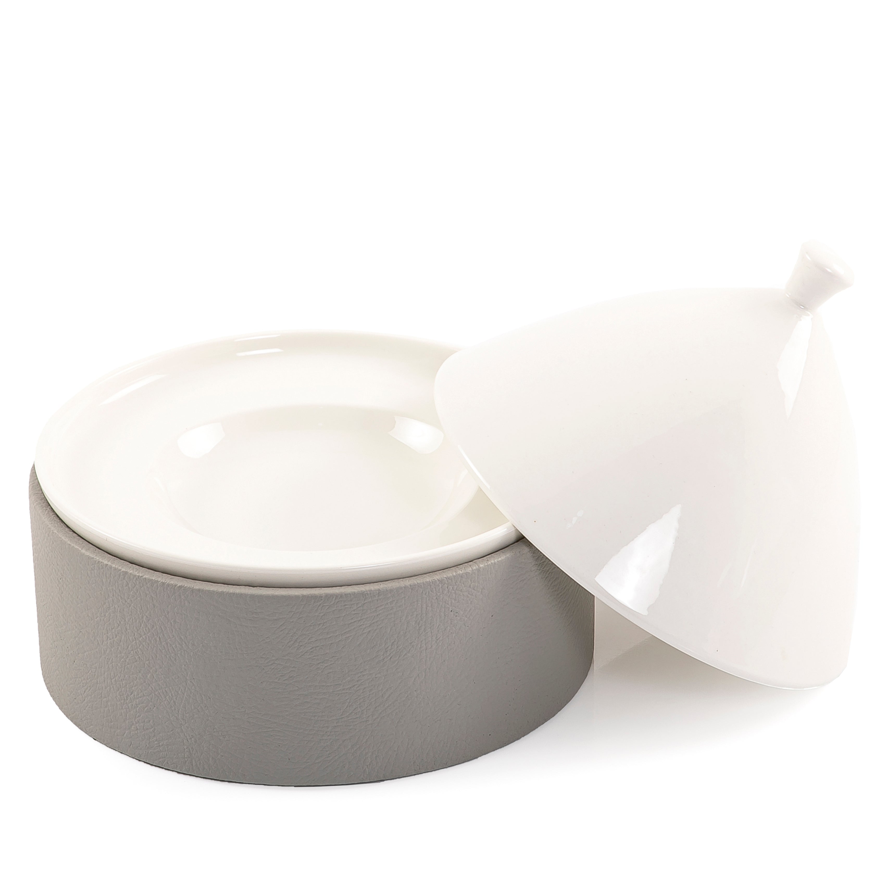Ceramic plate with leather base