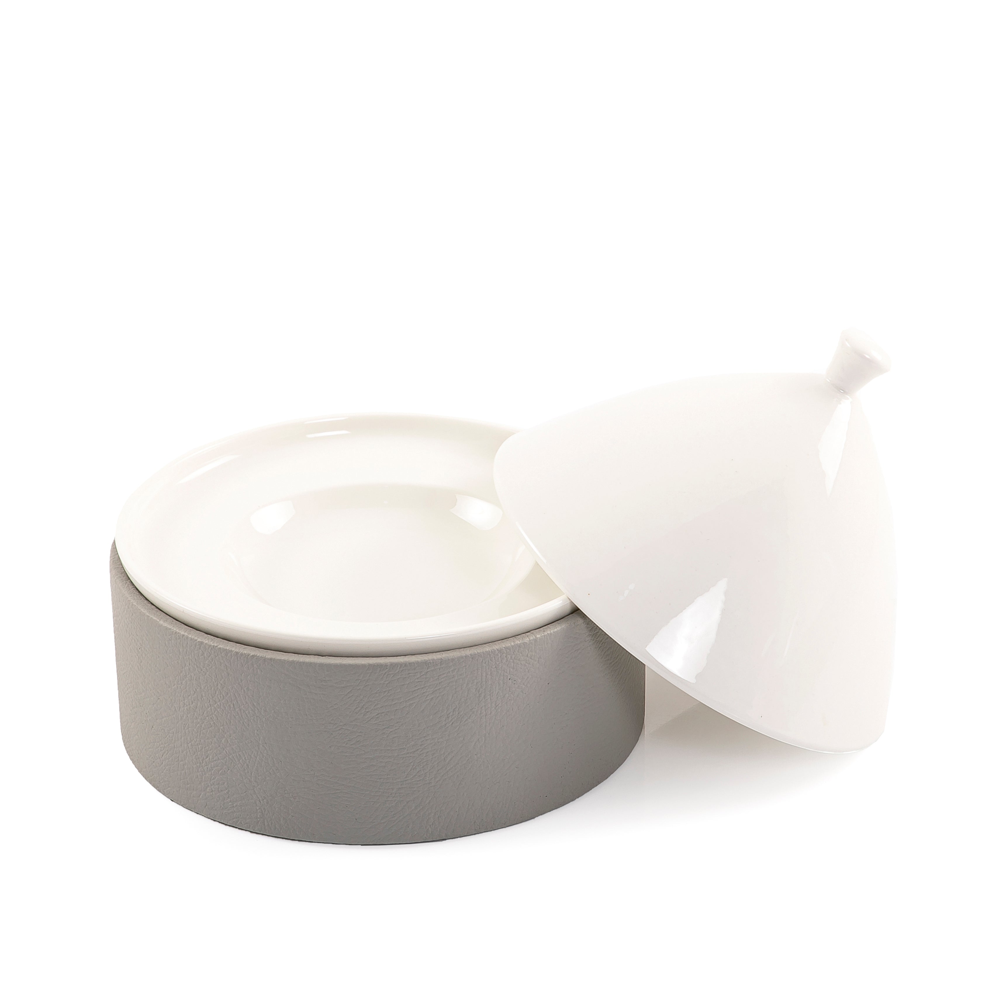 Ceramic plate with leather base
