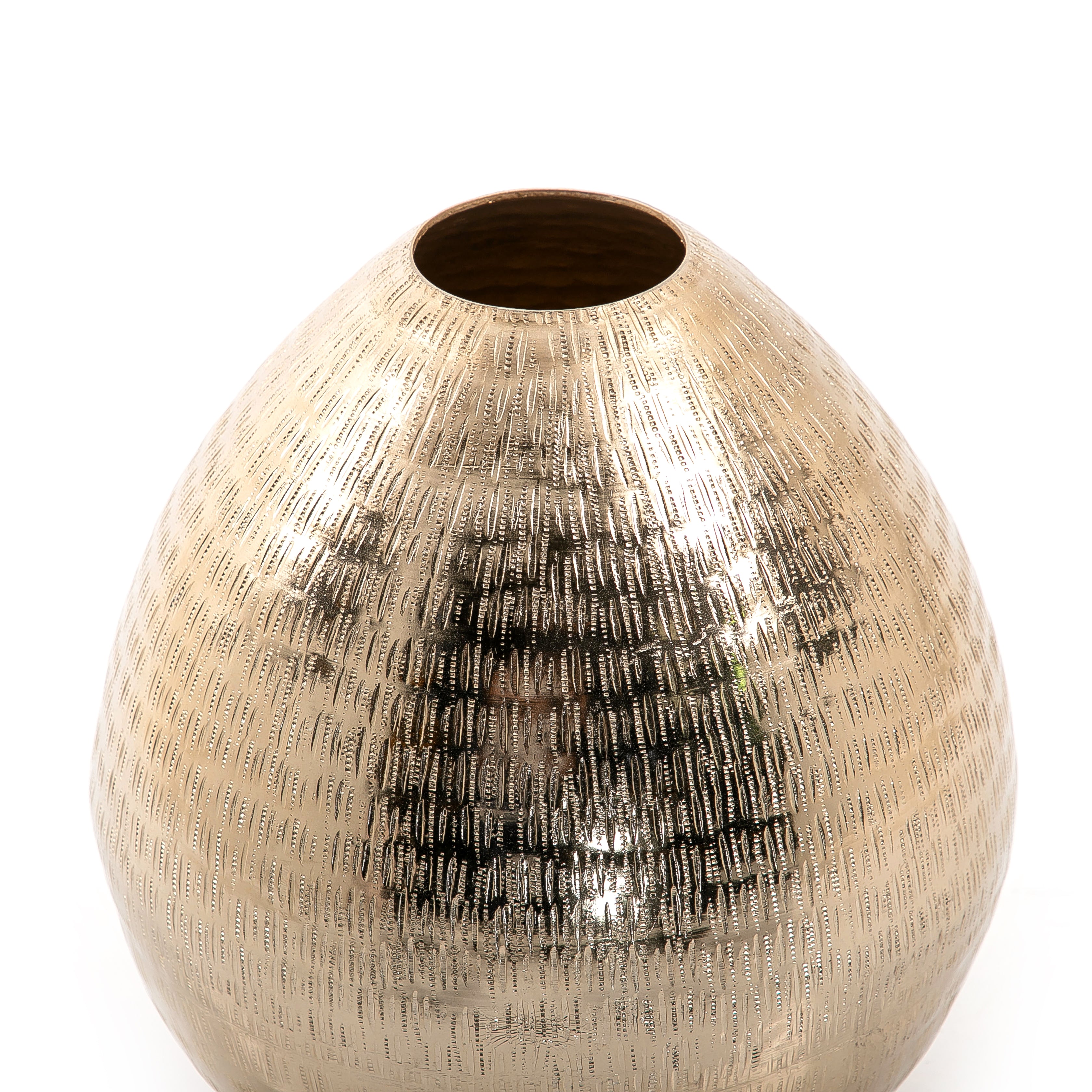 فازة معدنية باللون الذهبي