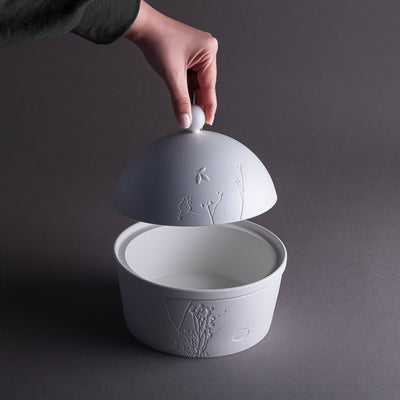 وعاء سيراميك باللون الأبيض المطفي مع غطاء