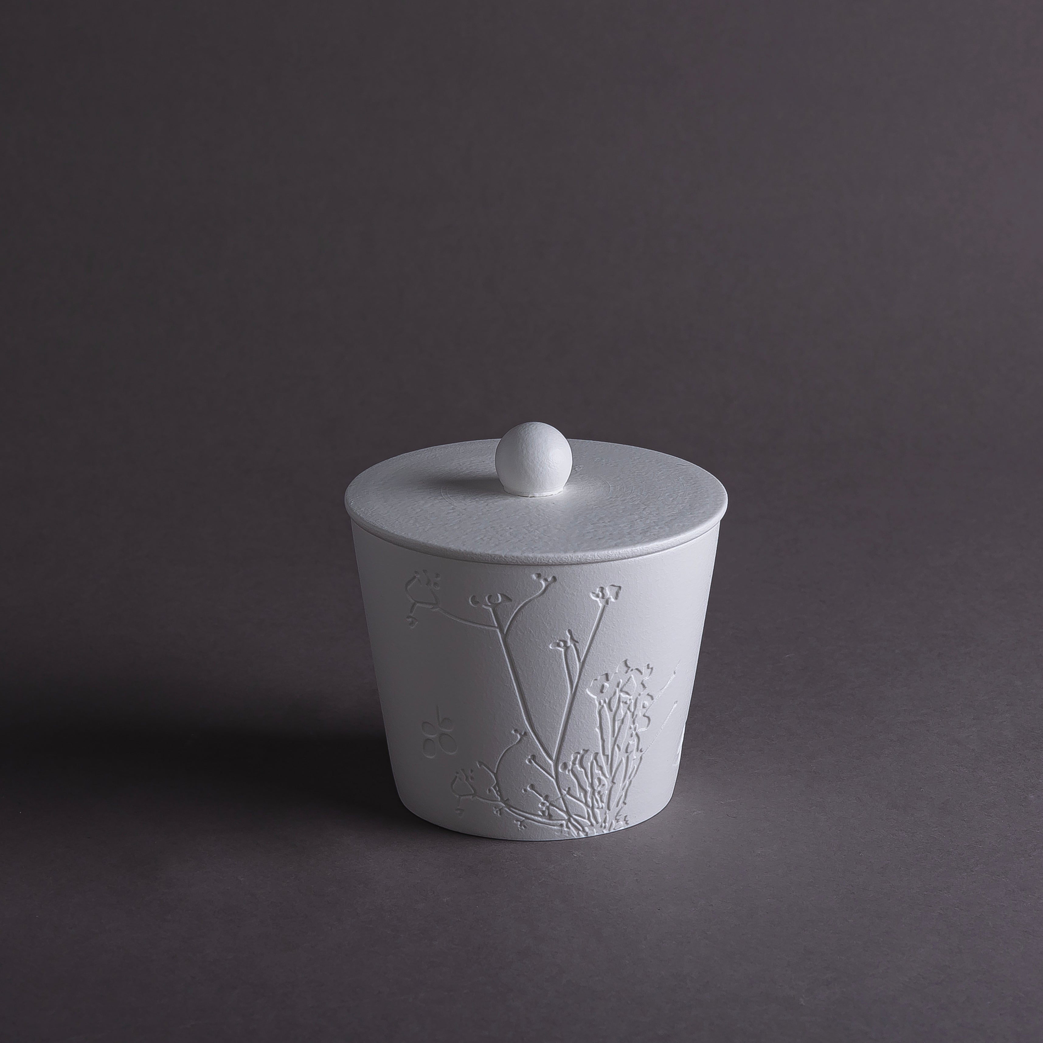 وعاء سيراميك باللون الأبيض المطفي مع غطاء