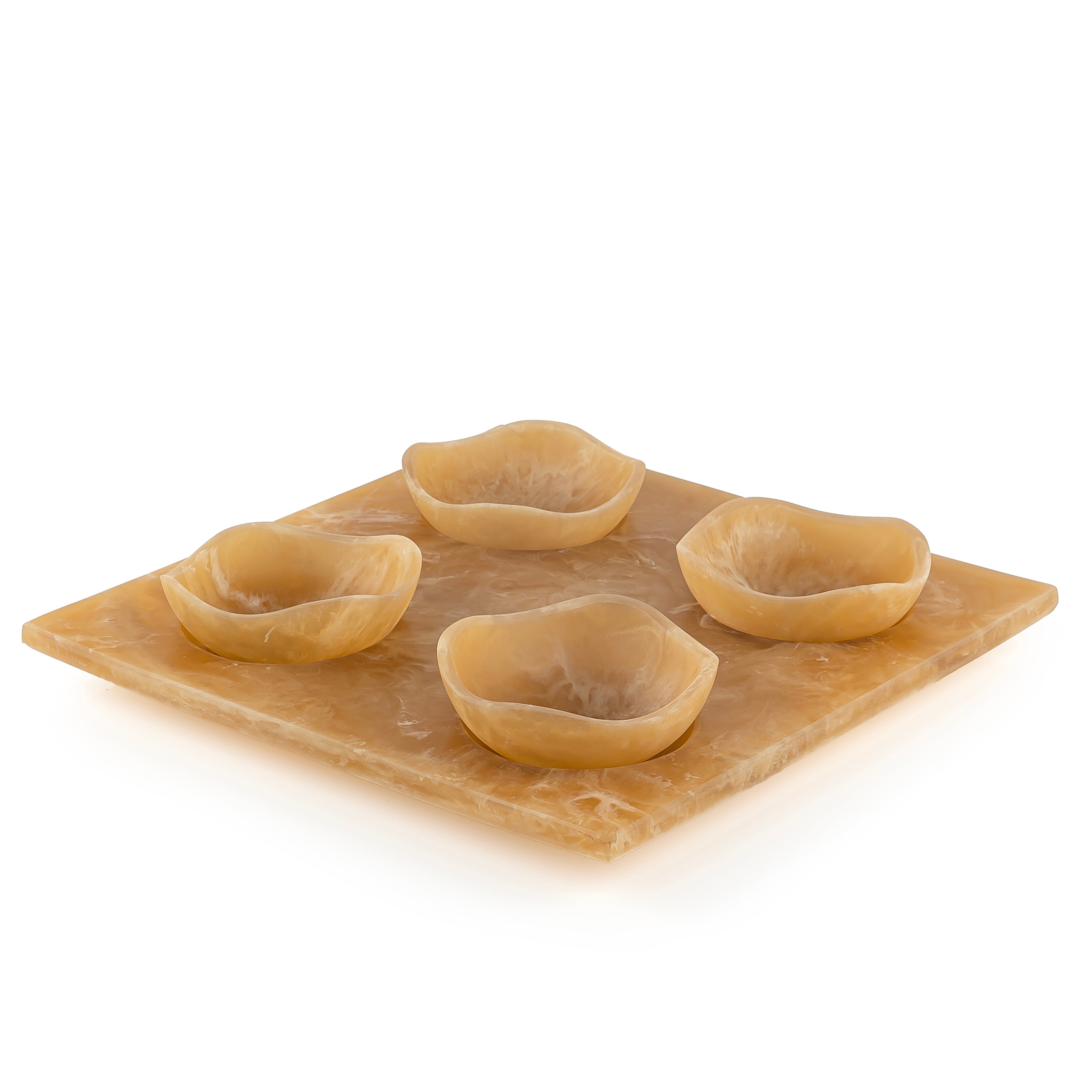 طقم مكون من 4 أوعية تقديم صغيرة باللون الأصفر على صينية 