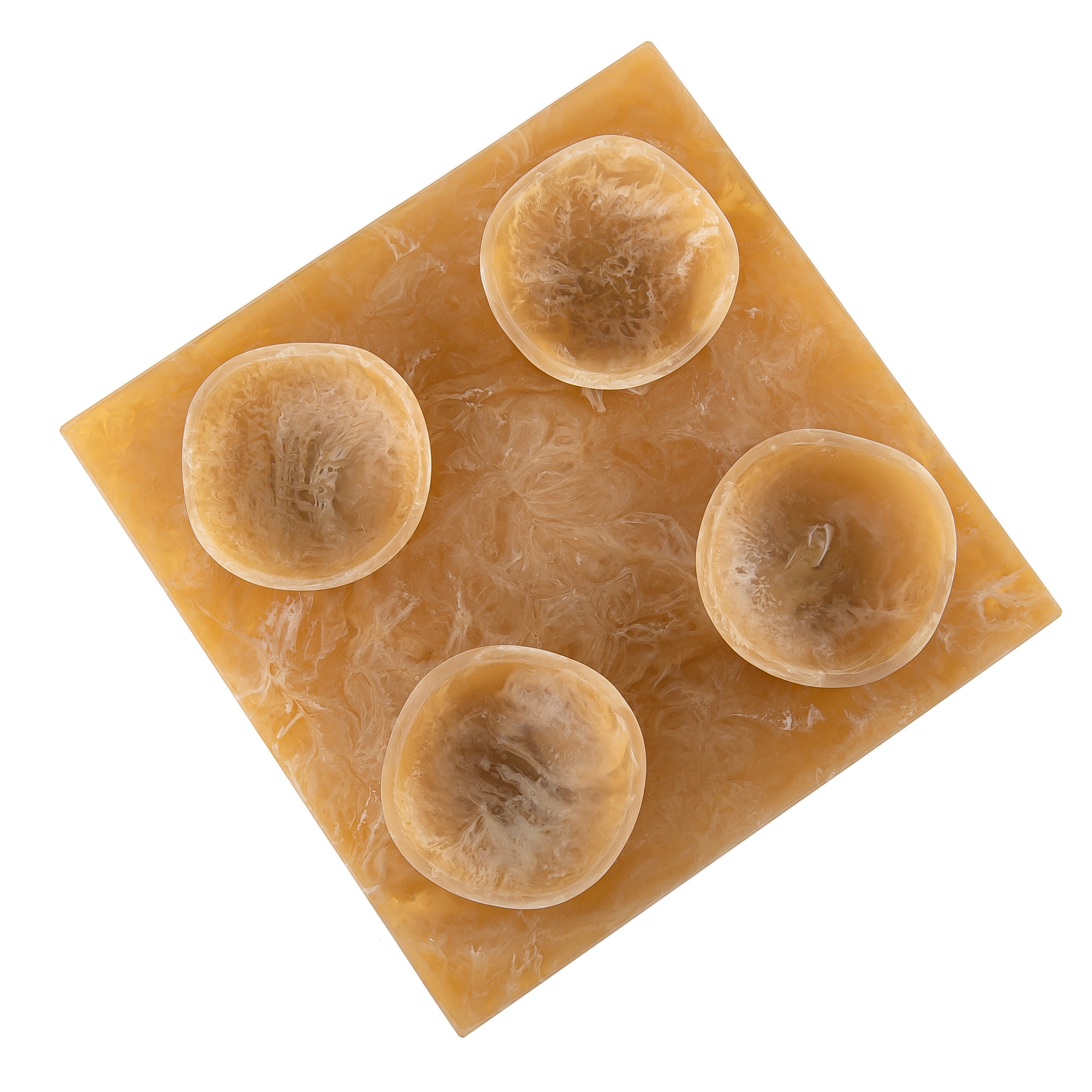 طقم مكون من 4 أوعية تقديم صغيرة باللون الأصفر على صينية 