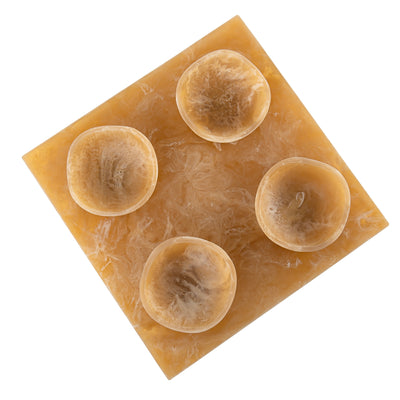 طقم مكون من 4 أوعية تقديم صغيرة باللون الأصفر على صينية 