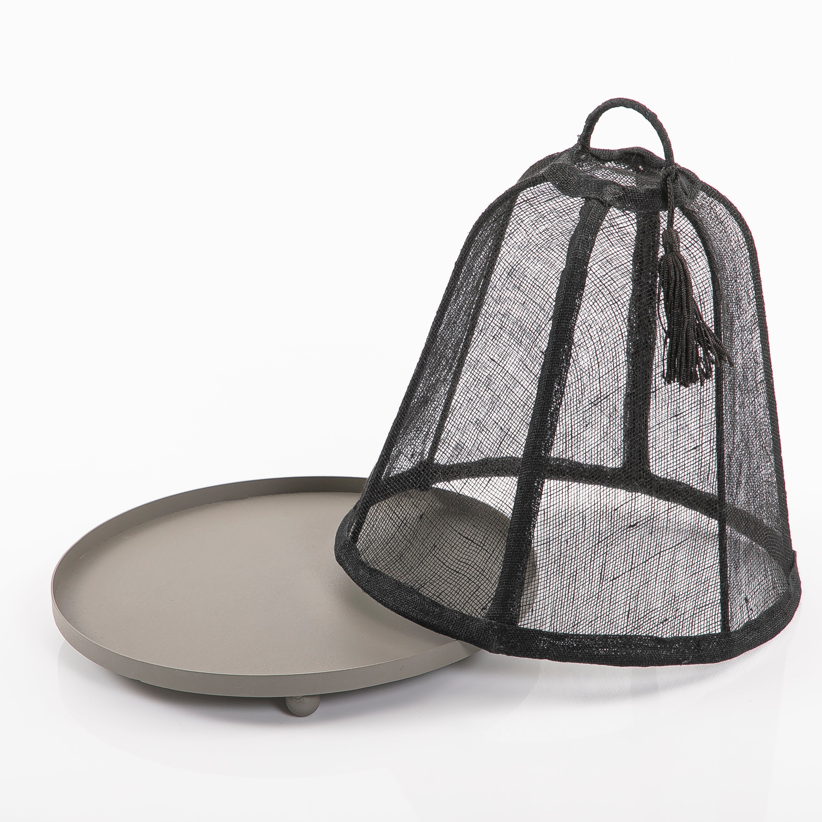 طبق معدن مع غطاء كتان