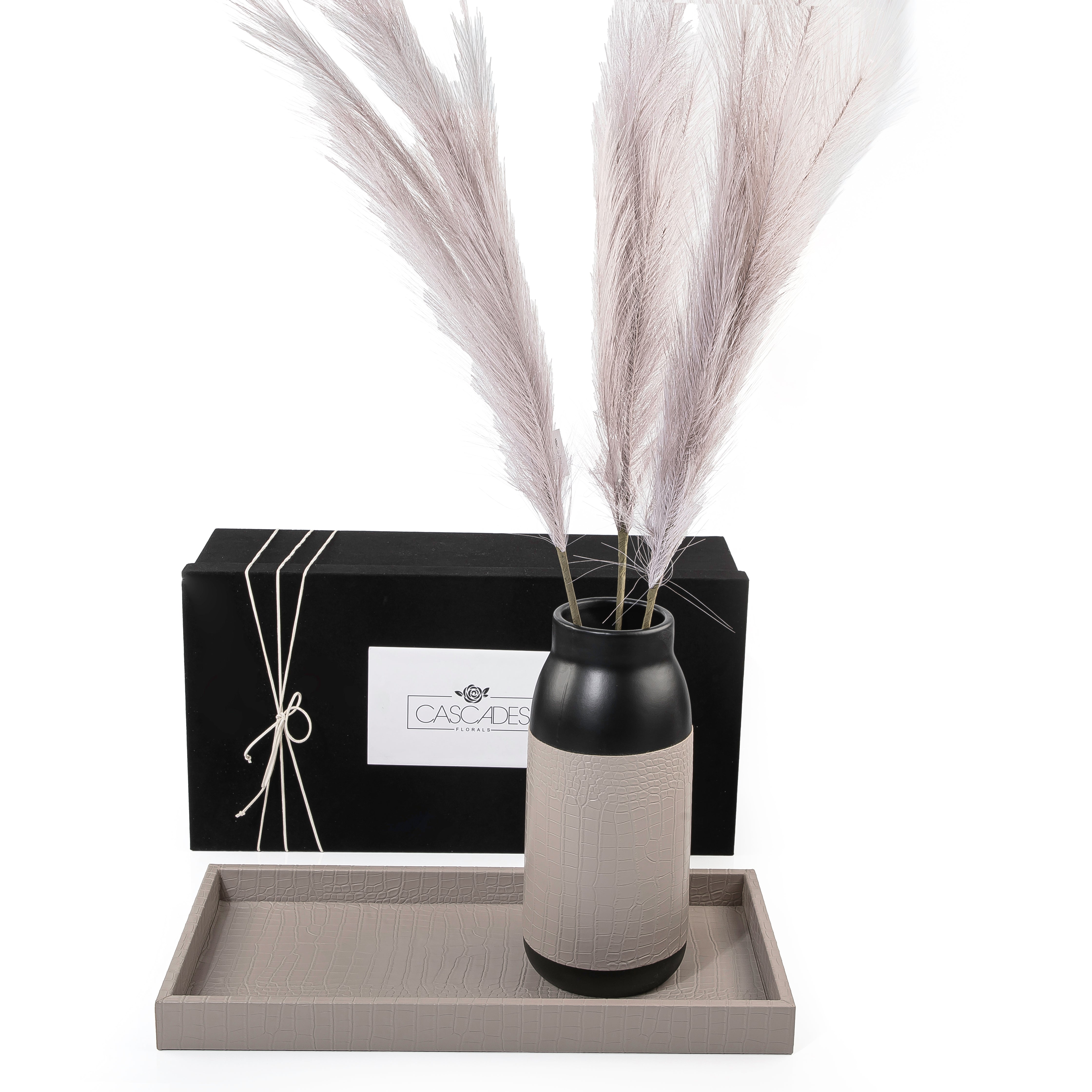 طقم مكون من فازة سيراميك و صينية جلد مع بوكس هدايا 