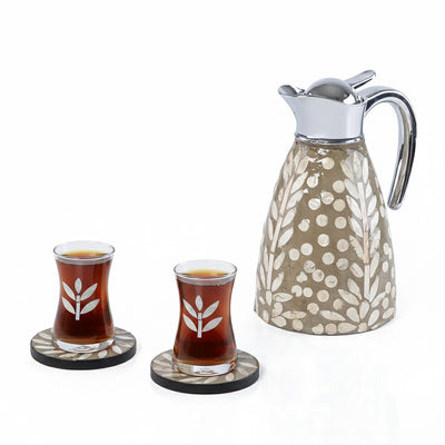 طقم مطارة صدف مع 4 أكواب شاي زجاجية و4 صحون في علبة أكريليك - بيج