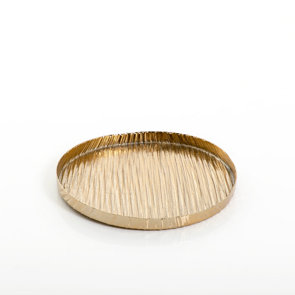 صينية معدنية دائرية باللون الذهبي