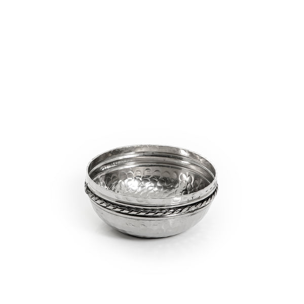 وعاء معدني باللون الفضي