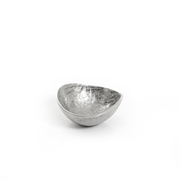 وعاء معدني باللون الفضي