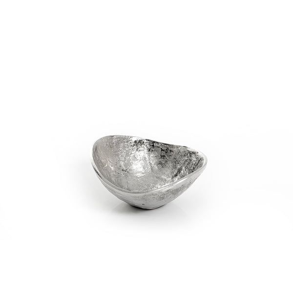 وعاء معدني باللون الفضي