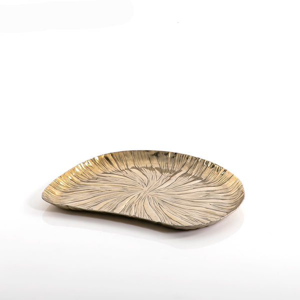 طبق معدن باللون الذهبي