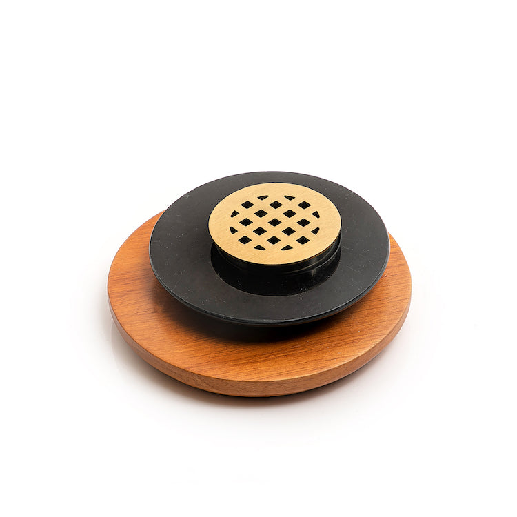 مبخرة رخام دائرية مع قاعدة خشبية وشبكة معدنية ذهبية