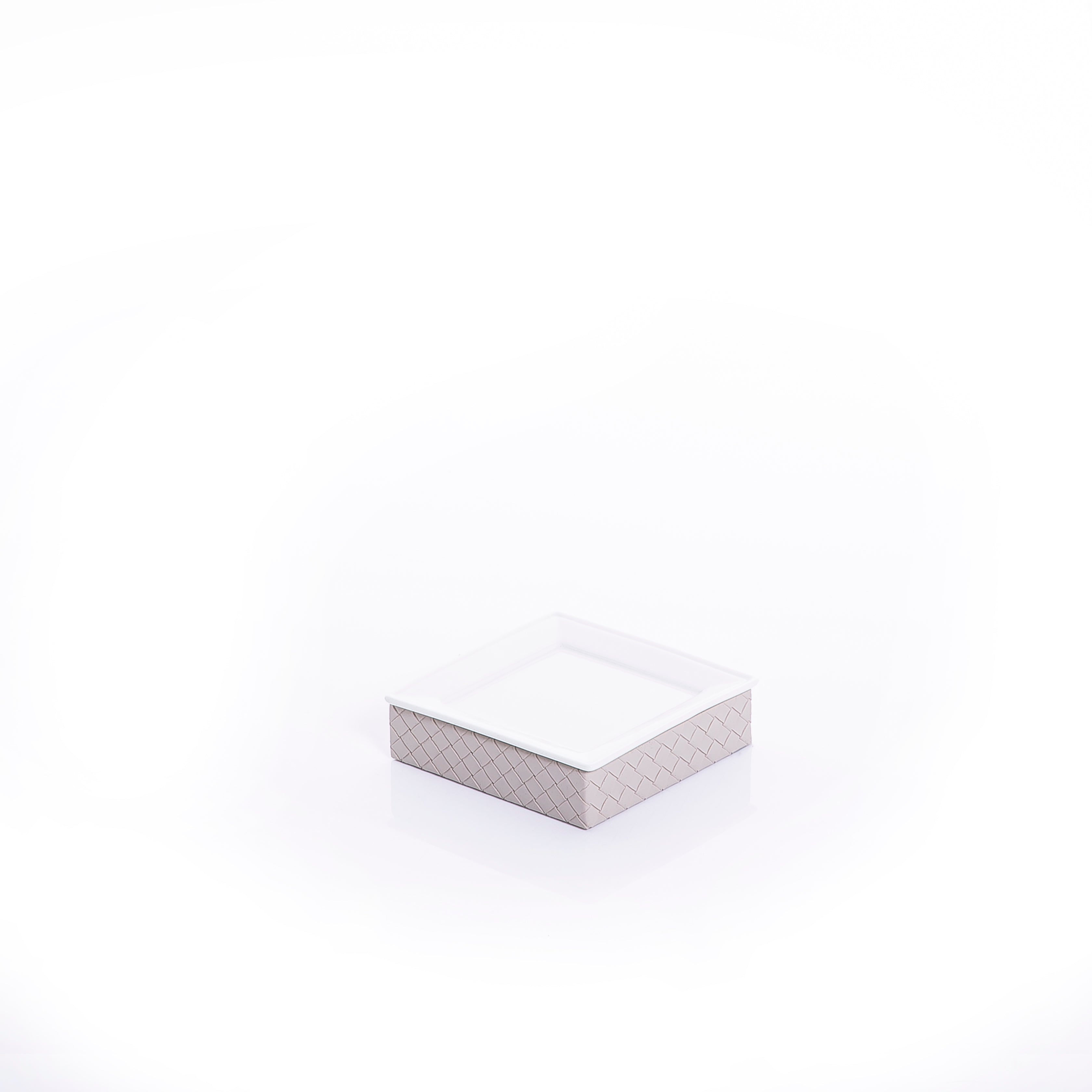 square ceramic plate with beige leather base