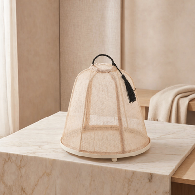 طبق معدن مع غطاء كتان